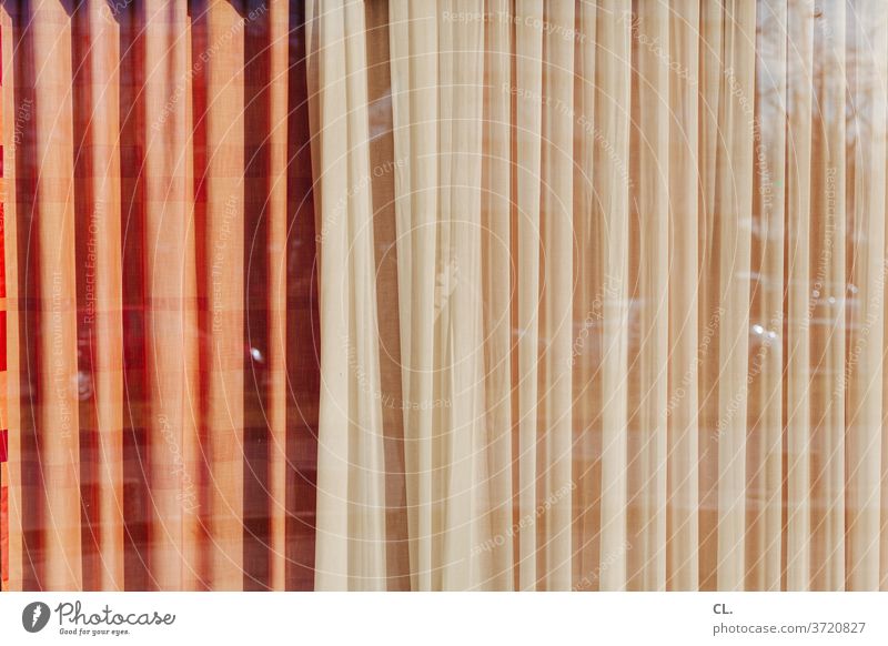 vorhang zu Vorhang Sichtschutz Gardine Privatsphäre Dekoration & Verzierung Strukturen & Formen Reflexion & Spiegelung Fenster Fensterscheibe abstrakt Stoff