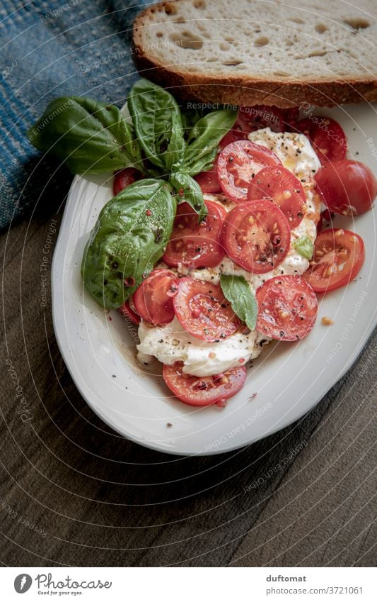 Foodfoto, italienischer Tomatensalat Salat essen Gemüse Lebensmittel Ernährung Vegetarische Ernährung Bioprodukte Diät Essen Salatbeilage Gesunde Ernährung