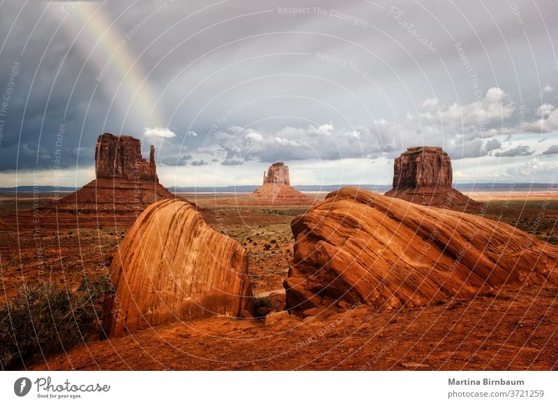 Dunkle Wolken und ein Regenbogen über dem Monument Valley, Arizona Tal Denkmal USA Landschaft wüst Unwetter Park navajo Felsen rot Sandstein Natur schön