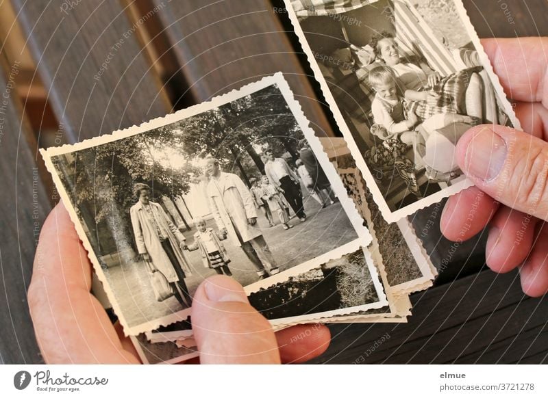 Als er den Karton mit den alten schwarz-weiß Fotos fand, versank er für Minuten in Urlaubserinnerungen an seine eigene Kindheit analog Papierbild Erinnerung