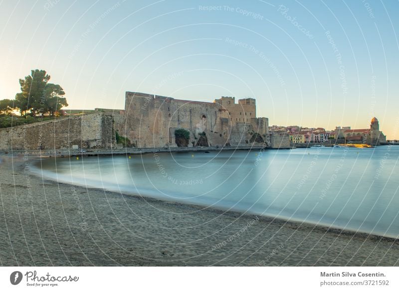 Altstadt von Collioure, Frankreich, ein beliebter Ferienort am Mittelmeer, Panoramablick mit dem königlichen Schloss im Licht des Sonnenaufgangs antik