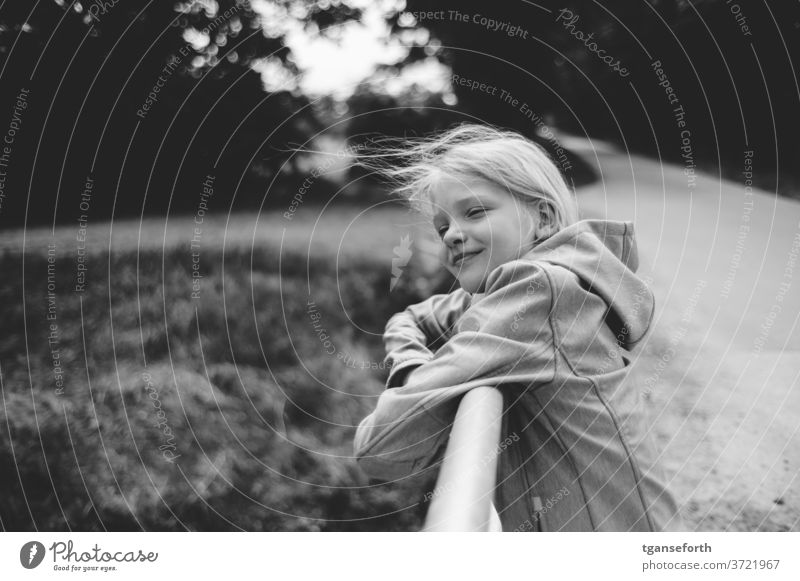 Haare im Wind Kind Mädchen Porträt windig glücklich glückliches kind lachen Glück Zufriedenheit zufrieden Kindheit wehendes haar Freude Lächeln 8-13 Jahre
