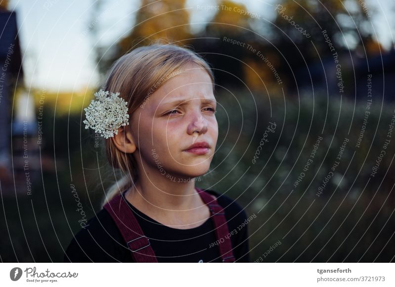 Blumenkind Porträt Kind Kindheit Mädchen Mensch 1 Außenaufnahme 3-8 Jahre Tag träumen verträumt nachdenklich blumen im haar Schwache Tiefenschärfe Unschärfe