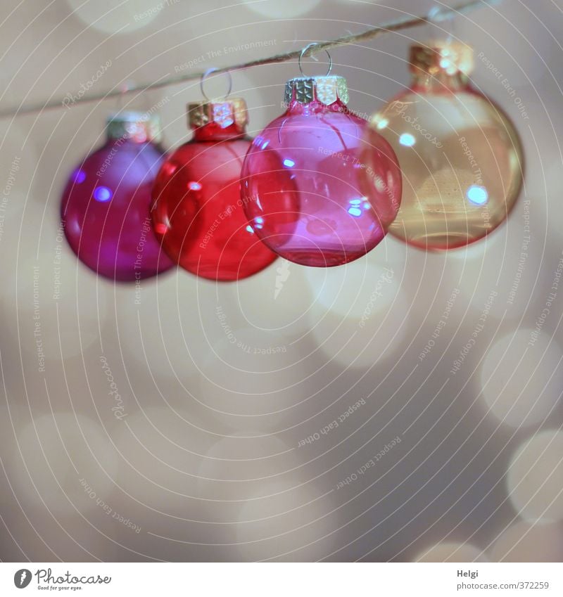 bunte Christbaumkugeln aus Glas hängen an einer Schnur, Lichtpunkte im Hintergrund Dekoration & Verzierung Weihnachten & Advent Glaskugel Metall berühren
