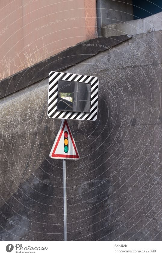 Verkehrsspiegel und Verkehrszeichen Ampel vor Betonwand einer Unterführung  - ein lizenzfreies Stock Foto von Photocase