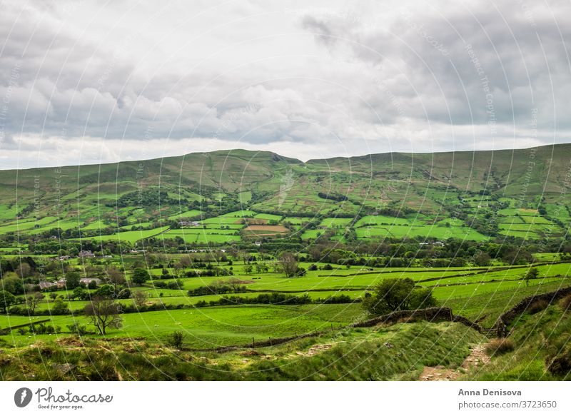 Blick auf die Hügel bei Edale, Peak District National Park, UK Spitzenbezirk Nationalpark Derbyshire England Englisch blau wolkig Landschaft Ackerland grün