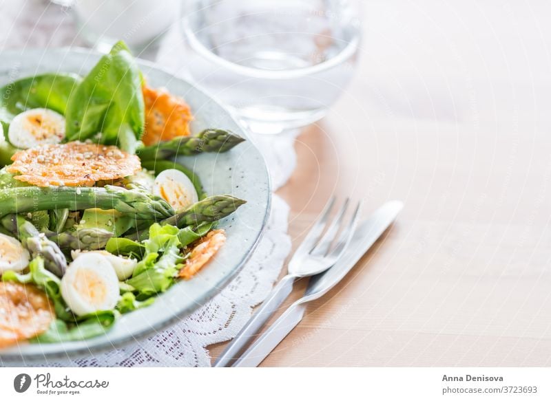 Spargelsalat mit Wachteleiern und Käsechips Salatbeilage Gesundheit Avocado Entzug Kartoffelchips gruyere grün Lebensmittel Gemüse Feinschmecker Vegetarier