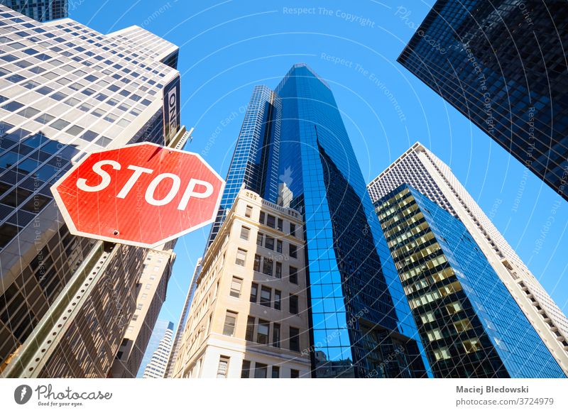 Blick auf das Stoppschild an einer Straße in New York City, USA. stoppen Zeichen neu Großstadt nachschlagen nyc Büro Gebäude Business Manhattan Wolkenkratzer