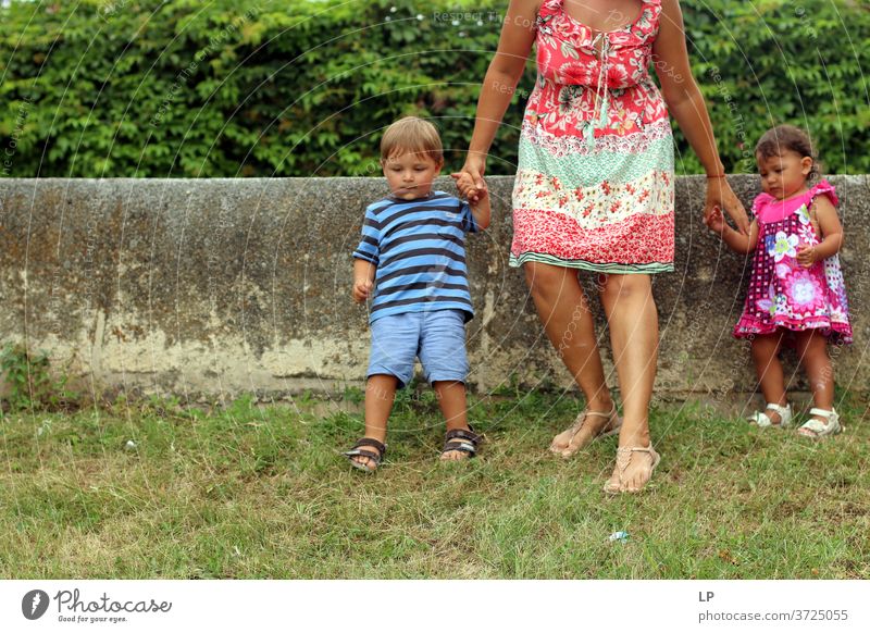Mutter und 2 Kinder steigen einen Hügel hinunter Kindererziehung Kinderspiel ängstlich Geborgenheit Hoffnung komplex Kontakt Schutz Erwachsene Geschwister