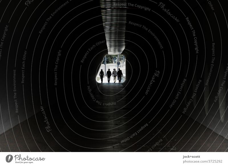 Vier schreiten ein in die Dunkelheit Tunnel Silhouette Gegenlicht Wege & Pfade Durchgang Fußgänger dunkel Low Key Tunnelblick gehen Symmetrie Architektur