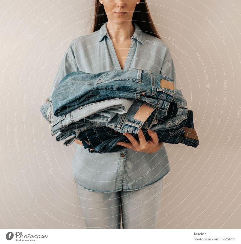 Denim-Pflege, Jeansverkauf, Recycling-Kleidung, Fast-Fashion-Konzept Jeanshose Jeansstoff anhaben schnelle Mode Jeans-Pflege wiederverwenden wiederverwerten