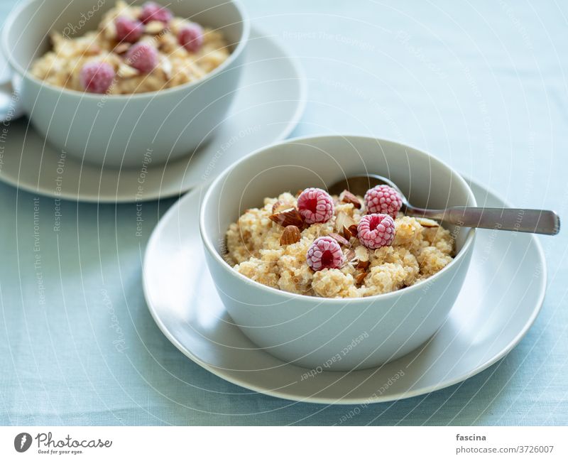 Quinoa porrige mit Himbeeren und Mandeln quinoa porrige Frühstück Haferbrei melken Quinoa-Milchporrige Mahlzeit Morgen Ernährung Overhead vorbereitet Protein
