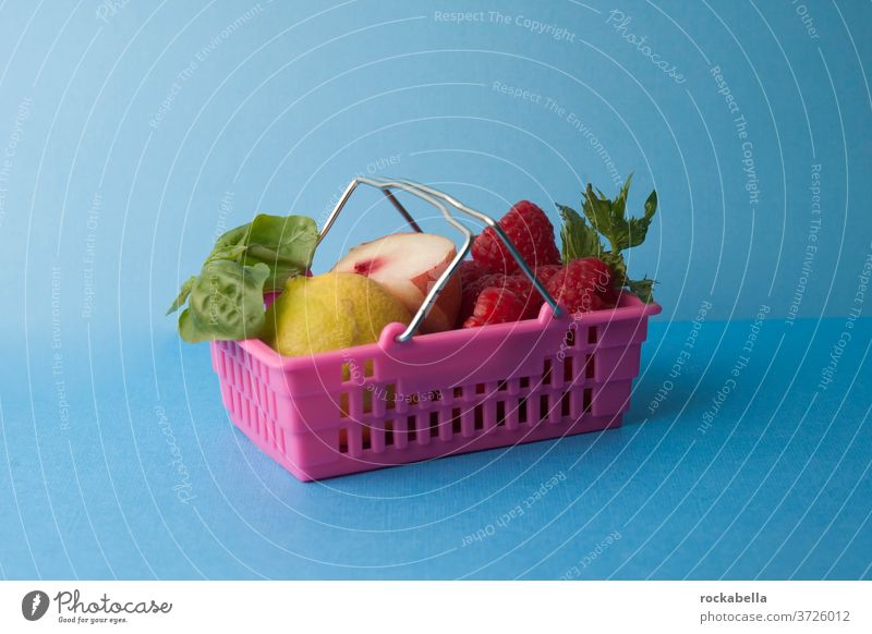 Kleiner Einkauf Einkaufskorb Supermarkt kaufen Lebensmittel Obst Einkaufen Früchte Gesunde Ernährung frisch Gesundheit Essen lecker Vitamin Vitamine