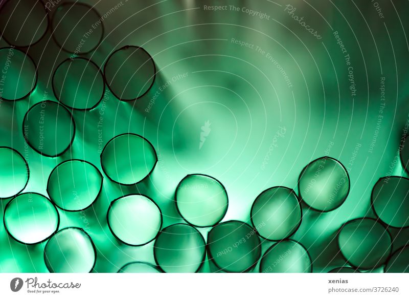 es grünt so grün ..ach Nee ist ja Plastik: Grüne Trinkhalme aus Plastik mit Licht ergeben schwarze Kreise mit grünem Hintergrund Strukturen & Formen
