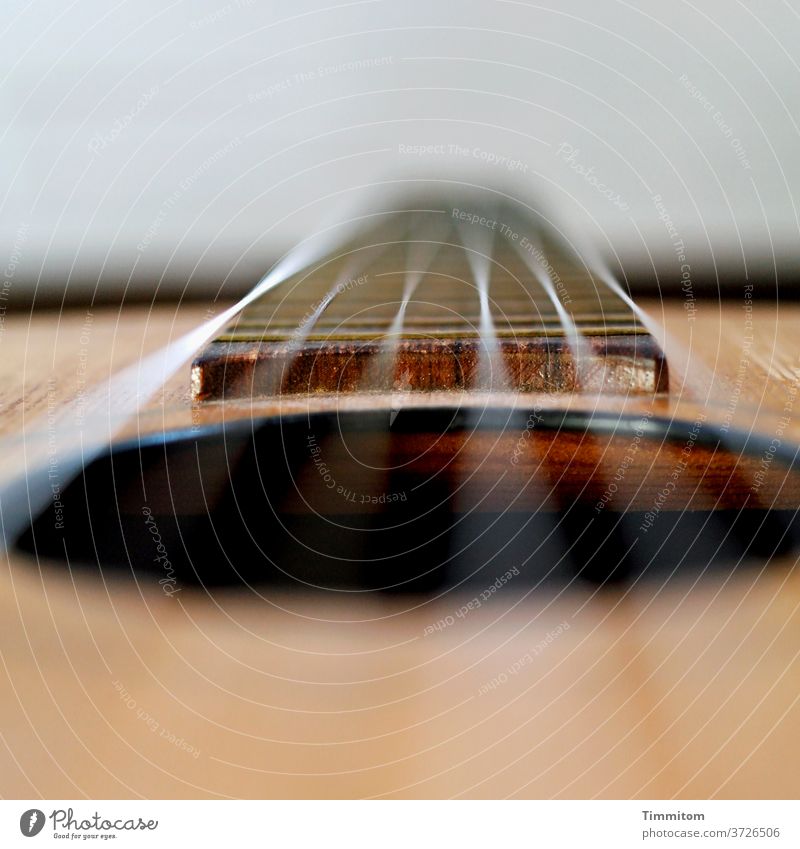 Gitarre etwas näher betrachtet klassische Gitarre akustisch Griffbrett Schallloch Saiteninstrumente Musikinstrument Freizeit & Hobby Detailaufnahme Gitarrenhals