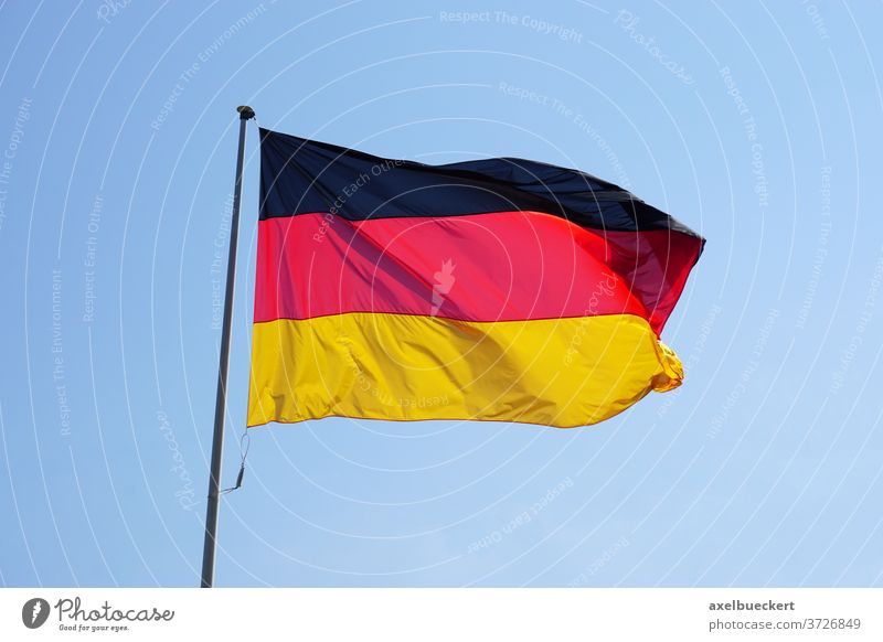 Flagge der Bundesrepublik Deutschland oder Deutschlandfahne Deutschlandflagge bundesflagge Fahne schwarz-rot-gold Deutsche Flagge Land Symbol Nation Himmel Wind