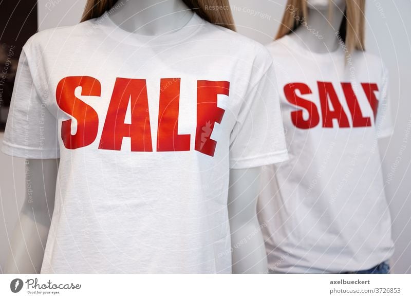 Schaufensterpuppen mit Sale T-Shirts im Schlussverkauf sommerschlussverkauf Mode Bekleidung Kleidung Einzelhandel Verkauf Rabatt Schnäppchen Laden rot Business