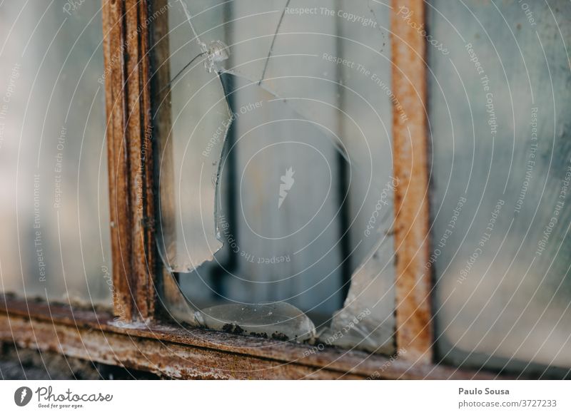 Zerbrochenes Fenster gebrochen Schaden Beschädigte verwittert Glas Vandalismus Verlassen verlassenes Gebäude verlassenes Haus verfallen leer Farbfoto Zerstörung