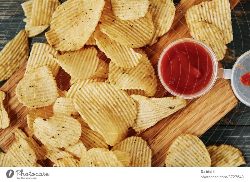 Kartoffelchips und Soße auf dem Tisch, Nahaufnahme Chips Trödel ungesund Lebensmittel Kalorien Ausschnitt knusprig Knusprig knackig lecker schnell Fett flach