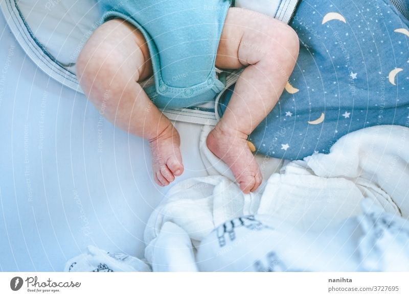 Nahaufnahme der Beine eines Neugeborenen zu Hause neugeboren Baby Körper Teile abschließen lieblich Haut Fuß Bett schlafen träumen träumend Tagträumer niedlich