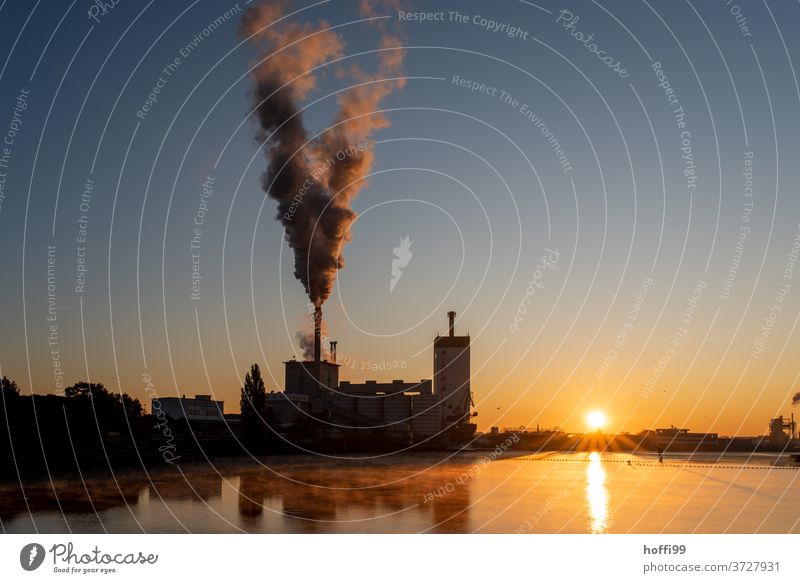 Sonnenaufgang über einem Fluss mit Kohlekraftwerk Klimawandel Kohlendioxid Sonnenaufgang - Morgendämmerung Sonnenlicht CO2-Ausstoß Morgennebel Emmission