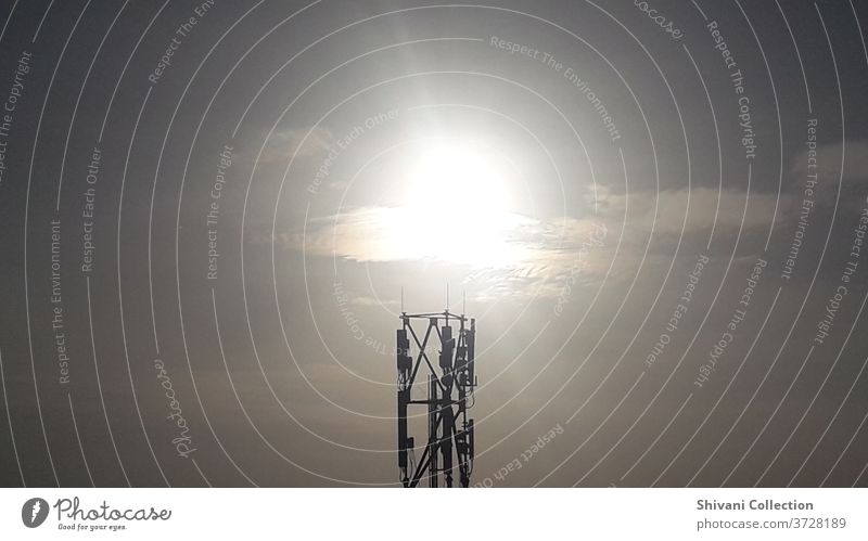 Fernmeldeturm mit Sonnenaufgangsmomenten mit Wolkenhintergrund. Kopieren von Weltraum-Natur- und Technologiekonzepten. Antenne Hintergrund schön Landschaft