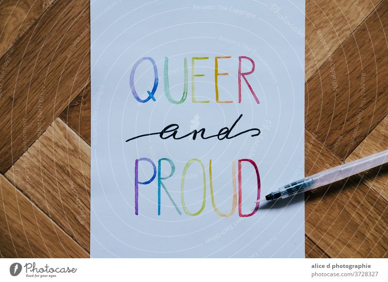 queer und stolz mit Aquarell geschrieben Wasserfarbe Regenbogen Regenbogenflagge lgbt lgbtq lgbtq+ Igbt-Flagge Homosexualität Stolz Vielfalt Symbole & Metaphern