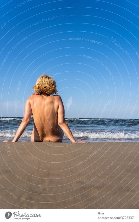 Frau sitzt am Meer Strand Ferien & Urlaub & Reisen Sand Wellen Ostsee Küste Sommer Erholung Horizont Tourismus Ferne Sandstrand sitzen nackt