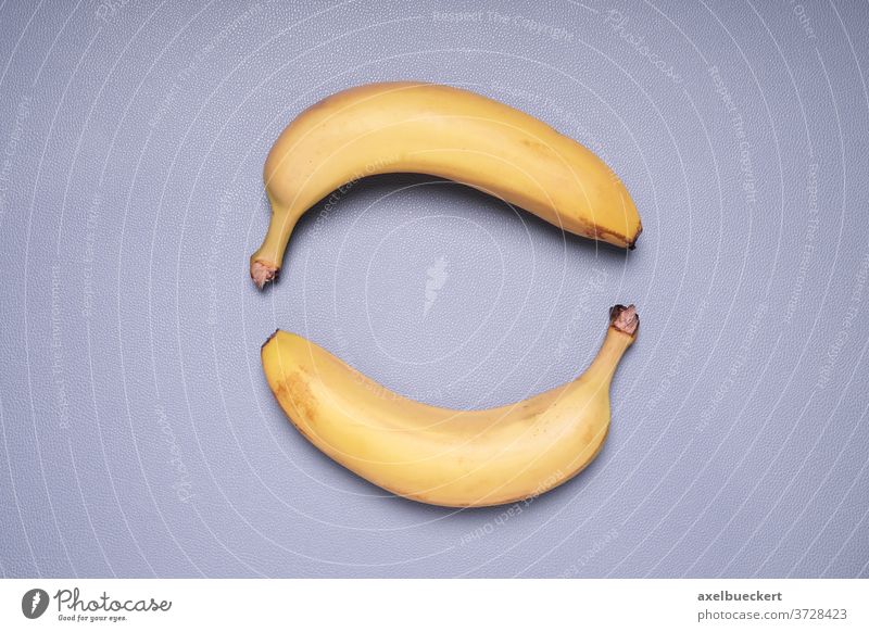 zwei Bananen in Kreisform Form Frucht Lebensmittel Ansicht von oben Draufsicht gelb Gesundheit reif süß niemand Snack Vitamin Ernährung Diät Objekt Vegetarier