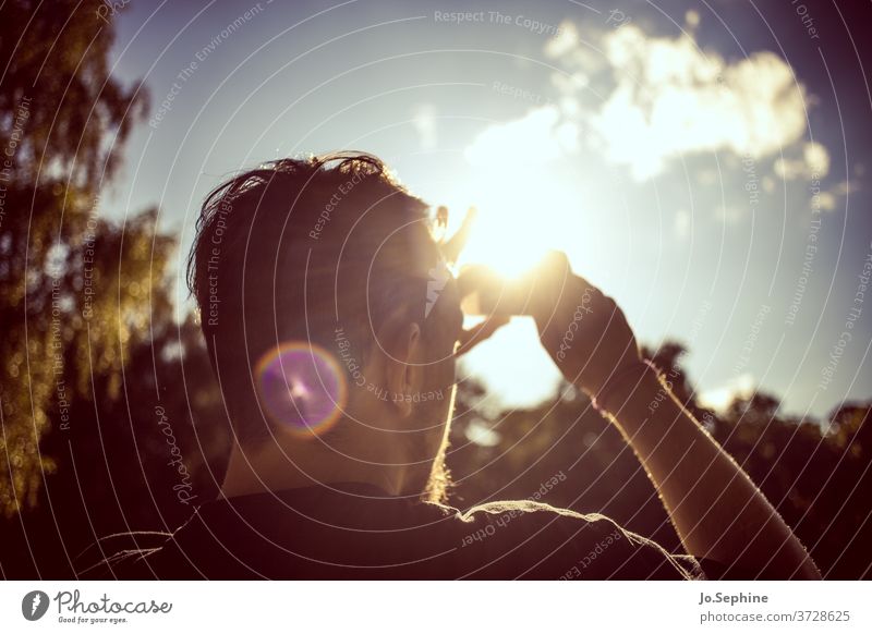 summer vibes Junger Mann Jugendliche Erwachsene Lebensfreude Natur Umwelt Sommer Schönes Wetter Sonne Sonnenlicht Sonnenstrahlen Himmel Lifestyle Erholung