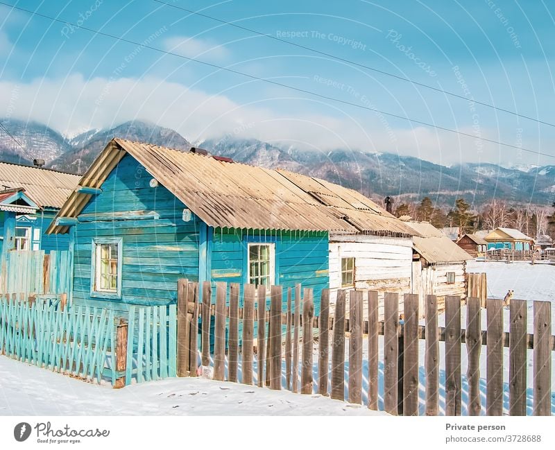 Holzhaus am Fuße der Berge, Wildtiere, Winterhintergrund. Dorf. Architektur schön blau kalt Europa Frost Haus altehrwürdig reisen Landschaft Berge u. Gebirge