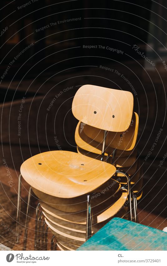 stapel stühle Stuhl Stuhlstapel Stapel Möbel Sitzgelegenheit ästhetisch Holz Stuhllehne dunkel platzsparend leer braun verlassen Metall ruhig viele Menschenleer