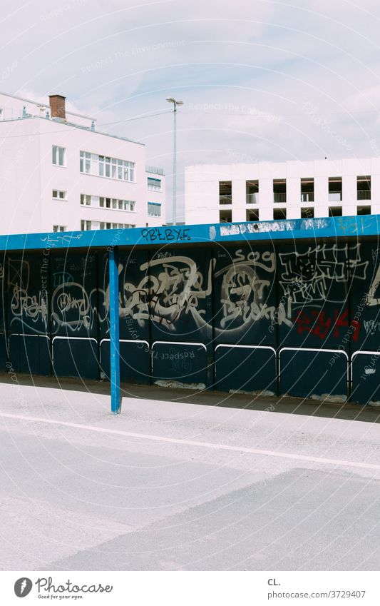 bushaltestelle Bushaltestelle Haltestelle Parkplatz verlassen Gebäude trist dreckig Graffiti Straße Tristesse Langeweile Stadt Wege & Pfade Architektur Verkehr