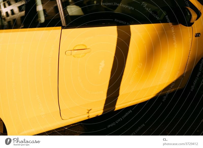 gelbes auto Auto Fahrzeug abstrakt Strukturen & Formen Autotür PKW Verkehrsmittel Reflexion & Spiegelung Detailaufnahme Farbfoto Türgriff Autofenster Schatten