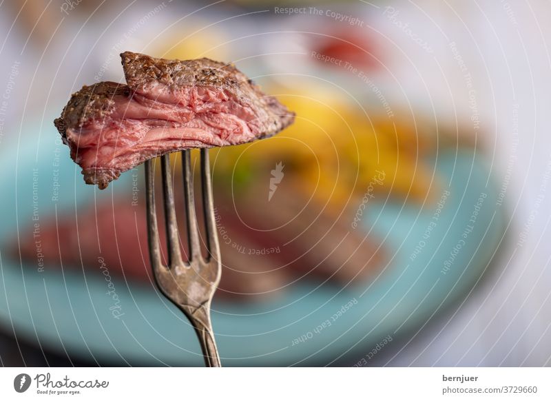 Scheibe Steak auf einer Gabel bissen silbergabel Rindfleischsteak mittel Sirloin Braten geröstet Fleisch saftig geschnitten rot Essen roh selten Hintergrund