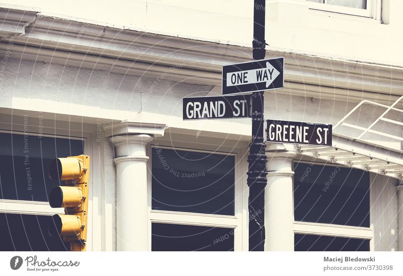 Schilder in der Grand und Greene Street in New York City, USA. Großstadt New York State Straße Zeichen Ampel Manhattan einfache Fahrt Große Straße Greene Straße