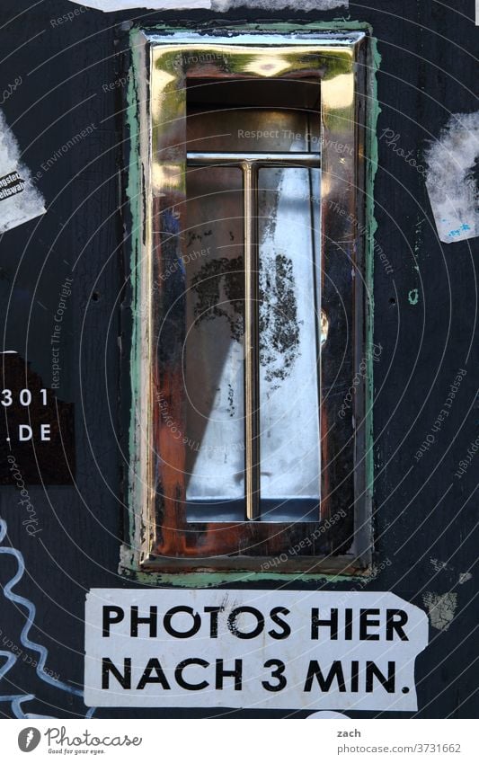 praktisch und schnell Street Mauer Wandmalereien Fassade Botschaft Buchstaben Ziffern & Zahlen Fotografie Fotografieren Metall Kasten Einwurfschlitz Automat