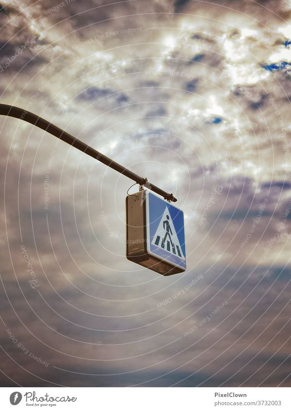 Spaziergang am Himmel Fußgänger Straße Verkehrswege Wege & Pfade gehen Verkehrsschild Schilder & Markierungen Hinweisschild Straßenverkehr wolken
