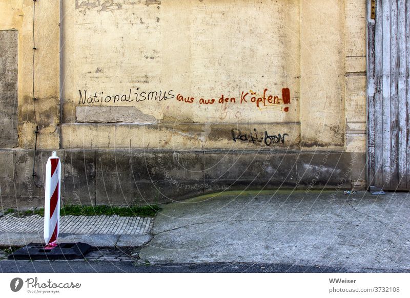 Nationalismus raus aus den Köpfen! - fordert die alte Hauswand Wand Mauer Schrift Parole Nazis raus Rechte Antifa Kleinstadt Landhaus Aufschrift Forderung