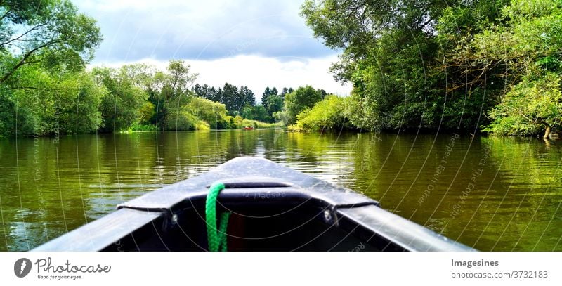 Kanu fahren durch einen Fluss. Bootsfahrt. Kanu auf dem Fluss Lahn in Deutschland Abenteuer Schönheit Schönheit in der Natur Blau Kanufahren Wolkenhimmel