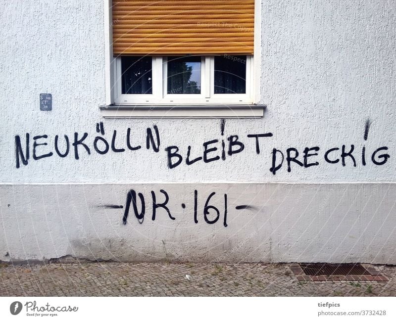 Berlin Neukölln Gentrifizierung Text Graffiti Haus Fassade schlampig Deutsch reuterkiez Graffito Sprühvorrichtung dreckig Altbau Spekulanten Ausweisung Miete