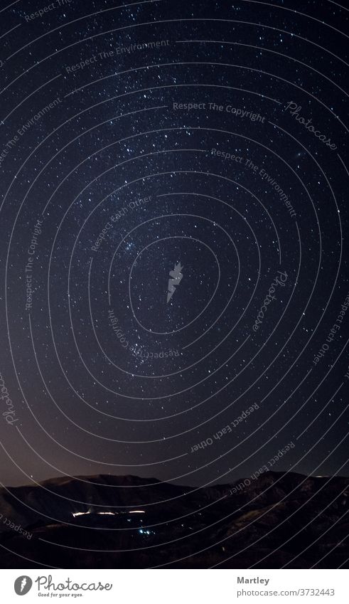 Astrofotografische Aufnahme einer Landschaft mit Milchstraße am Nachthimmel. Astronomie Galaxie Himmel Raum Sternbild Nebel dunkel Berge u. Gebirge stellar