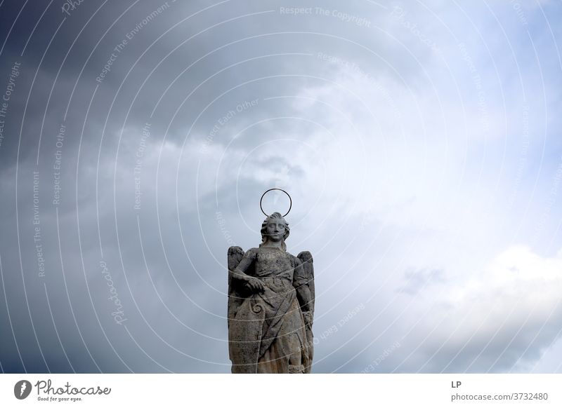 Skulptur eines Heiligen auf wolkigem Hintergrund Bildhauerei Felsen Flügel Außenaufnahme Statue Religion & Glaube Architektur Kultur antik