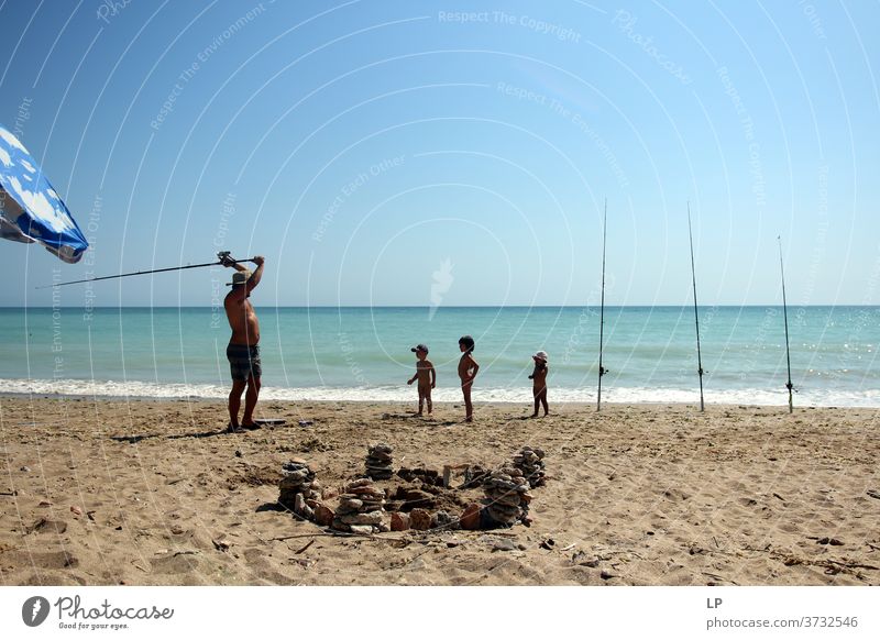 angeln gegangen - Vater bringt Kindern das Angeln bei Fischen Hobby Köder fangen Angelrute Führer Linien Freizeit & Hobby Angelköder Außenaufnahme Wasser Tag