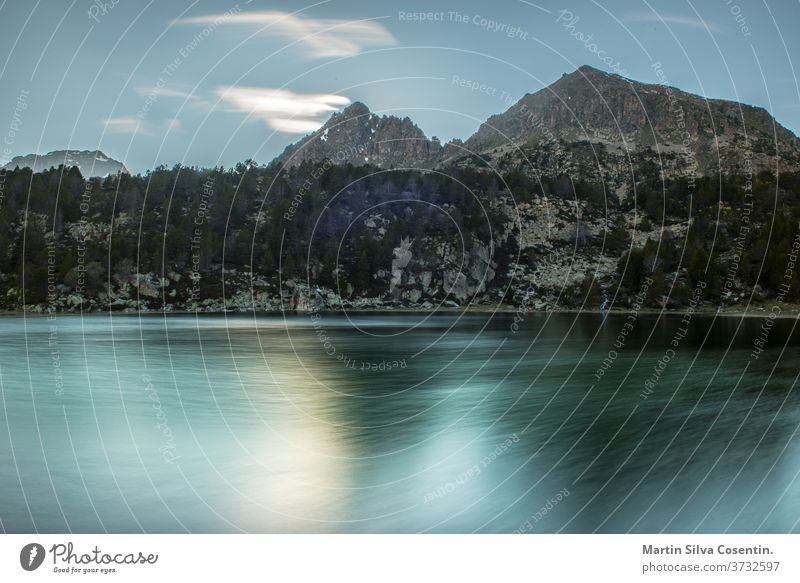 See in der Umgebung des Sees Pessons Grau Roig, Andorra. Nachmittag alpin Hintergrund schön blau cirque Ziele Ökologie lager Umwelt Erosion Abend Wald