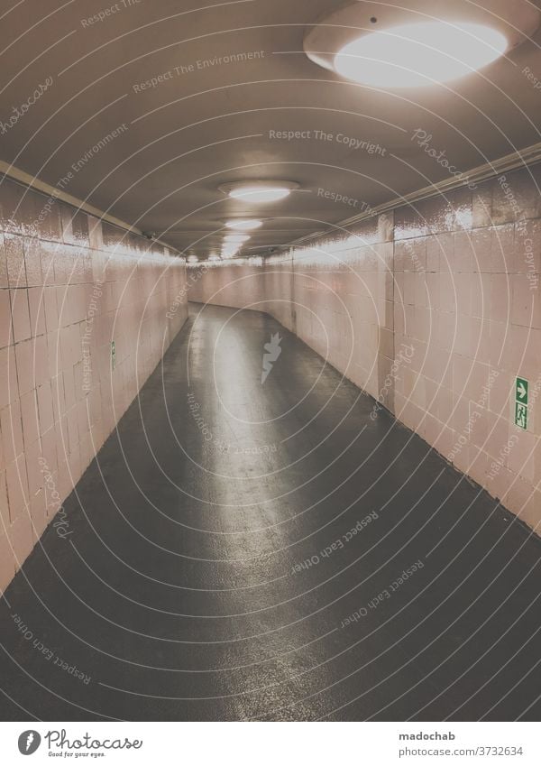 Geisterläufer Tunnel Untergrund Unterführung Berlin Rückansicht U-Bahn Licht Bahnhof Stadt Einsamkeit Fliesen u. Kacheln Perspektive Symmetrie Beleuchtung