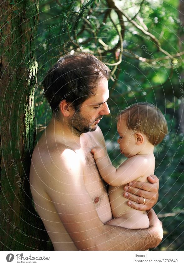 Papa mit Baby im Garten Kind Junge Spaß haben Glück Lächeln Vater genießen Baum Natur im Freien blaue Augen Angebot Menschen Porträt Lifestyle Familie