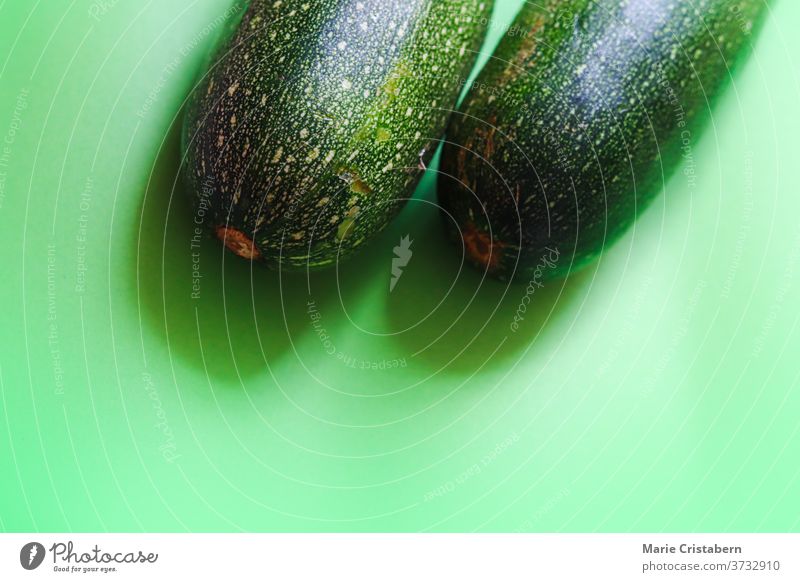 Nahaufnahme einer frischen grünen Zucchini, die das Konzept des Veganismus, der Ernährung und des Wohlbefindens zeigt grüne Zucchini Lebensmittel und Ernährung