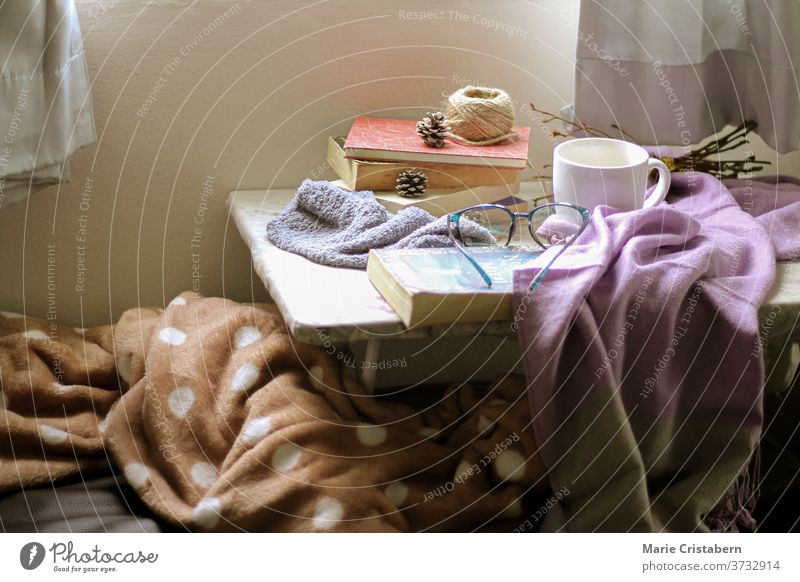 Helles und luftiges Schlafzimmer zeigt Konzept des Komforts, Quarantäne zu Hause und Thema der Herbstsaison Heimquarantäne-Konzept gemütlich heimwärts