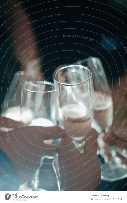 Nachttrinken Glas Trinkglas Flüssigkeit Alkohol Party Weinglas Nachtleben Nachtstimmung Feste & Feiern Sekt Lifestyle Erfrischungsgetränk Getränk Bar Sektglas